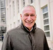  ?? John Minchillo / AP ?? John Skipper sale de un juzgado federal en Nueva York tras declarar el martes 21 de febrero de 2023.