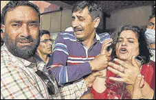  ?? WASEEM ANDRABI/HT ?? Family members of the slain Kashmiri Pandit grieve outside a hospital in Srinagar on Thursday.