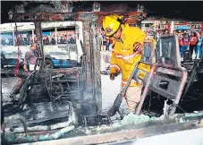  ??  ?? PÉRDIDA. Los buses quedaron destruidos.