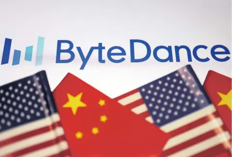  ?? REUTERS ?? Flags of China and the US are seen near a ByteDance logo in this illustrati­on picture.