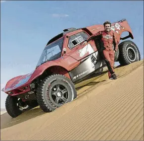  ?? FOTO: CARLOS CHECA ?? Carlos Checa, posando con su nuevo buggy Optimus de MD Rallye Sport