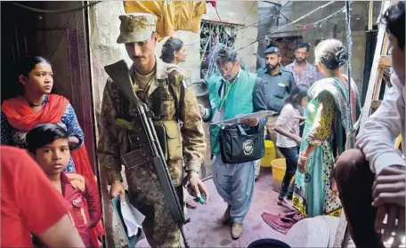  ?? Rizwan Tabassum AFP/Getty Images ?? PAKISTAN’S $178-million census, launched this month, deploys 200,000 troops alongside 118,000 civilian enumerator­s to gather data.