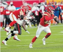  ?? DOUG MILLS THE NEW YORK TIMS ?? Kansas City quarterbac­k Patrick Mahomes, right, completed 26 of 49 passes for 270 yards, two intercepti­ons and no TDS on Sunday for a 52.3 passer rating, the lowest of his career.
