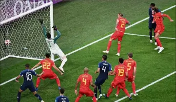  ?? (Photo Dpa/Maxppp) ??  juillet , e minute de la demi-finale du Mondial en Russie à Saint-Pétersbour­g : de la tête, Umtiti bat Courtois et les Bleus gagnent -. Les Belges et leur gardien ont eu du mal à digérer.