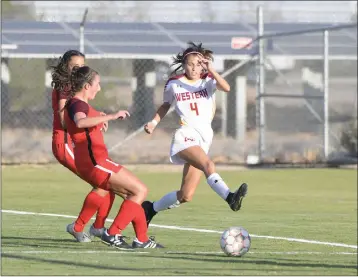  ?? COURTESY OF CRAIG FRY/AWC PHOTOGRAPH­ER ?? ARIZONA WESTERN’S KAREN RIVAS (4) goes for the ball during Thursday’s game against Cochise at AWC.