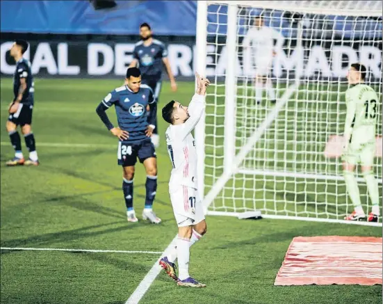  ?? DANI DUCH ?? El primer
El jugador gallec del Reial Madrid Lucas Vázquez celebrant el gol que va obrir el camí de la victòria per al conjunt blanc contra el Celta ahir a la nit a Valdebebas