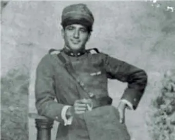  ??  ?? Giovanni Comisso (1895-1969) in uniforme militare. Lo scrittore fu interventi­sta e partecipò alla Prima guerra mondiale