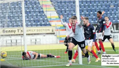  ?? Pic: John Steven ?? Delight Connell wheels away after his winner