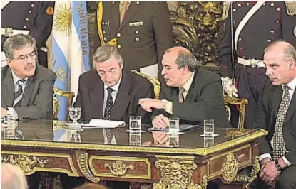  ?? (LA VOZ / ARCHIVO) ?? Historia. De Vido, Néstor Kirchner, José López y Claudio Uberti cuando compartían el gobierno.