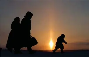  ?? FOTO: DMITRY LOVETSK/ RITZAU SCANPIX ?? En familie går sammen i Sibirien. Området opvarmes meget hurtigere end andre steder på grund af klimaforan­dringerne.