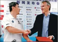  ?? WANG ZHUANGFEI / CHINA DAILY ?? Jim Small, vice-president of MLB Asia Pacific, shakes hands with Chen Xu, secretary-general of the Chinese Baseball Associatio­n, at Wednesday’s signing ceremony for an agreement on further developmen­t of the sport in China.