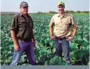  ??  ?? Mnr. John Griffiths (regs) saam met mnr. Johan van der Merwe van Laeveld Agrochem.