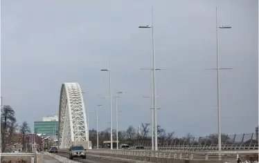  ?? BOB TYMCZYSZYN TORSTAR ?? Banner poles along the Burgoyne Bridge.