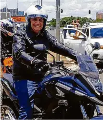  ?? Wagner Pires/Futura Press/Folhapress ?? Sem máscara, o presidente Jair Bolsonaro passeia de moto por Brasília neste domingo (24)