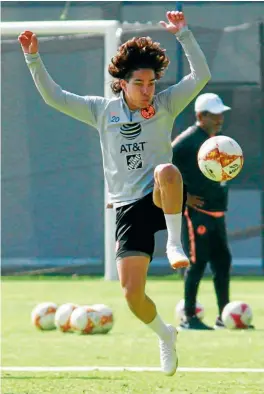  ??  ?? MARCIAL. Diego Lainez baja el balón durante una práctica con América.