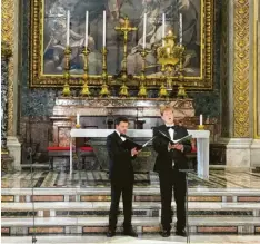  ?? Foto: Claudia Kaminski, K‰TV, dpa ?? Maximilian Daum (links) und Jonas Wuermeling aus Augsburg sangen im menschen‰ leeren Petersdom.