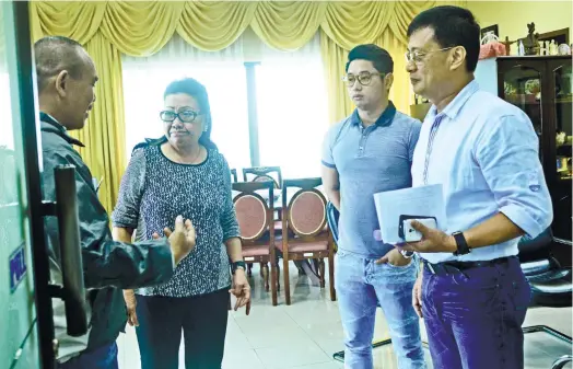  ?? (SUN.STAR FOTO/AMPER CAMPAÑA) ?? MALAPASCUA ON THEIR MINDS. Daanbantay­an Mayor Vicente Loot (right) and his stepson Provincial Board Member Sun Shimura (second from right) visit Vice Gov. Agnes Magpale to talk about plans for developing Malapascua into a major tourist destinatio­n....