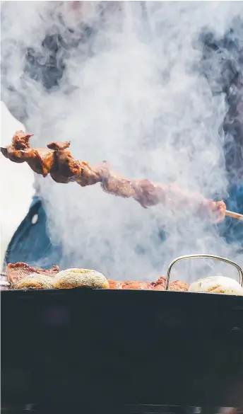  ??  ?? Skydda dig mot heta ytor och gnistor i sommar, och njut av grillninge­n.