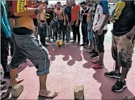  ?? RODRIGO ABD/AP ?? Migrants who are trying to reach the U.S. border play soccer Sunday in Tapanatepe­c.