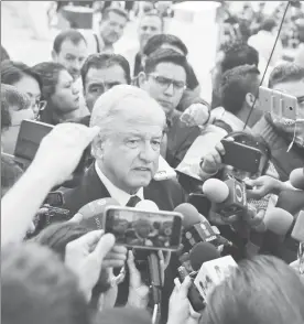  ??  ?? Andrés Manuel López Obrador encabezó una guardia de honor en el Hemiciclo a Juárez, en conmemorac­ión del natalicio del Benemérito de las Américas. El candidato estuvo acompañado de la ex ministra Olga Sánchez Cordero y Claudia Sheinbaum ■ Foto Jesús...