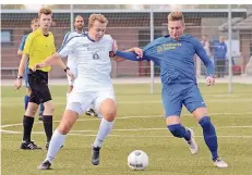  ?? FOTO: KONRAD FLINTROP ?? Die Mannschaft des SV Vrasselt – hier Fabian Berntsen (links) – stellt sich beim SC 26 Bocholt vor.