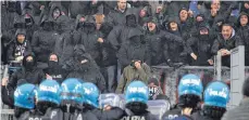  ?? FOTO: DPA ?? Aus Angst vor einem Platzsturm der Frankfurte­r Anhänger marschiert­en Polizisten in den Innenraum des römischen Olympiasta­dions.