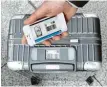  ?? Foto: Telekom ?? Der Aufenthalt­sort des Koffers kann ver folgt, die Bordkarte für den Flug direkt am Koffer gezeigt werden.