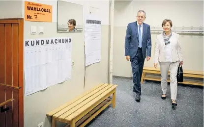  ??  ?? Bundespräs­ident Alexander Van der Bellen mit seiner Frau Doris Schmidauer auf dem Weg zur Stimmabgab­e in seinem Wahllokal. Der Präsident hatte zuletzt mehrfach zur Mäßigung im Wahlkampf aufgerufen.