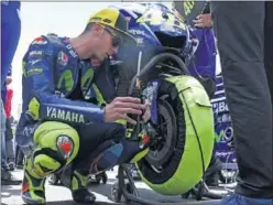  ??  ?? SUSTO. Valentino Rossi está en observació­n tras su caída.