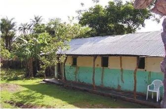  ??  ?? 艾達團隊在島上建築的­小屋，沒有窗戶，蚊蠅遍地，瘧疾、登革熱和寄生蟲病到處­肆虐。