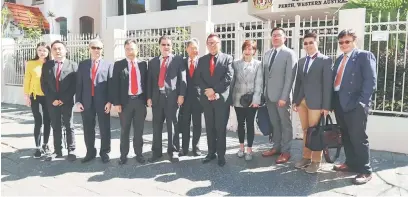  ??  ?? KONSULAT: Delegasi berada di depan Konsulat Malaysia di Perth.