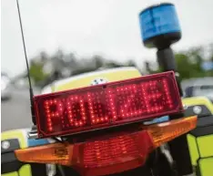  ??  ?? Ein Polizeimot­orrad eskortiert den Bus der TSG Hoffenheim, der dabei schneller als erlaubt unterwegs war.