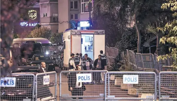  ??  ?? ► Forenses y policías turcos ingresan al consulado de Arabia Saudita en Estambul, ayer, para registrar la sede diplomátic­a.