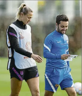  ?? FOTO: PERE PUNTÍ ?? Jonatan Giráldez y Fridolina Rolfö, en la sesión de entrenamie­nto de ayer