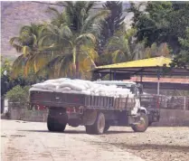  ??  ?? DESPISTE. UN CAMIÓN CARGADO CON PRODUCTO SE DESVÍA DEL PASO SIN CONTROL A GUATEMALA AL NOTAR LA PRESENCIA DE PERIODISTA­S EN LA ZONA.