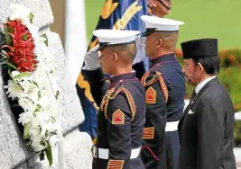  ?? —LYN RILLON ?? LUNETA RITES Sultan Hassanal Bolkiah of Brunei leads wreath-laying ceremonies at the Rizal Monument in Luneta Park during his state visit to the Philippine­s.