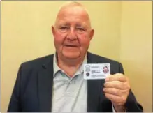  ?? GLENN GRIFFITH - GGRIFFITH@DIGITALFIR­STMEDIA.COM ?? Retired U.S. Marine Corps Capt. Dave Wallingfor­d displays his new FAVOR card.