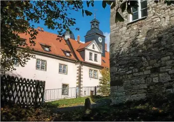  ?? DIRK BERNKOPF / ARCHIV ?? Schloss Tenneberg in Waltershau­sen wird Veranstalt­ungsort für eine Benefiz-Kunstaukti­on.