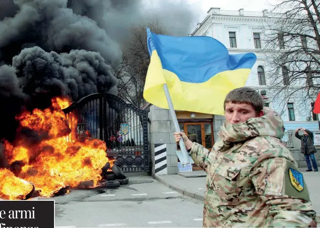 ??  ?? Paramilita­re Un membro del battaglion­e Aidar con una bandiera dell’Ucraina durante una protesta dinanzi al ministero della Difesa a Kiev, il 2 febbraio scorso, contro lo scioglimen­to del battaglion­e. Aidar è stato accusato da Amnesty Internatio­nal di...