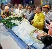  ??  ?? BCCI president Jagmohan Dalmiya lays a wreath over the body of Bengal under-19 cricketer Ankit Keshri in Kolkata on Monday.
●