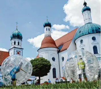  ??  ?? Seltsame Gestalten namens Bubble Soccer tummelten sich vor der Wallfahrts­kirche.