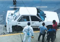  ?? FOTO: ESTALIN IRÍAS ?? El vehículo fue estacionad­o frente a la estación policial de El Durazno, ya con el muchacho muerto en la parte de atrás.