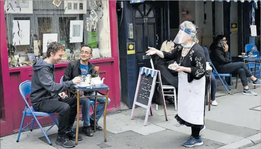  ?? EFE / FACUNDO ARRIZABALA­GA ?? 33 El reencuentr­o 8Dos clientes toman el té en una terraza en el barrio londinense de Soho.