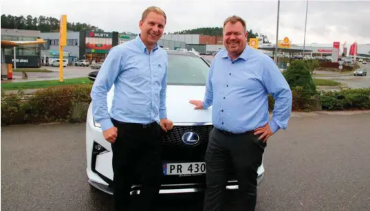  ?? FOTO: TOR MJAALAND ?? Selger Christian Abrahamsen (t.v.) og salgssjef Jesper Elimar Krumm skal selge den japanske premiumbil­en Lexus på Sørlandet.