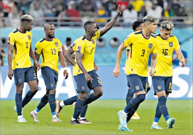  ?? ESTEBAN BIBA / EFE ?? • La celebració­n de los jugadores ecuatorian­os después del gol de Moisés Caicedo con el que La Tri empató, por unos minutos, con Senegal.