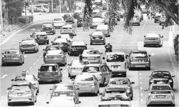  ??  ?? File photo shows motorists entering the central business district in Singapore. — AFP photo