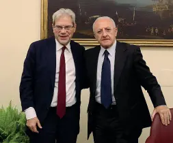  ??  ?? L’incontro Nella foto il ministro per il Mezzogiorn­o Claudio De Vincenti con il presidente della Regione Campania, Vincenzo De Luca