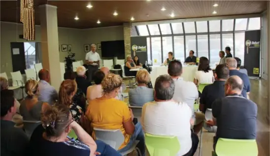  ?? FOTO BERNARD VAN BUGGENHOUT ?? De raadzaal in Nieuwerker­ken zat goed vol voor het debat tussen de vier lijsttrekk­ers.