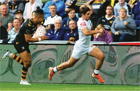  ?? PICTURES: Getty Images ?? Speed machine: Facundo Cordero goes clear of Marcus Watson to score their second try