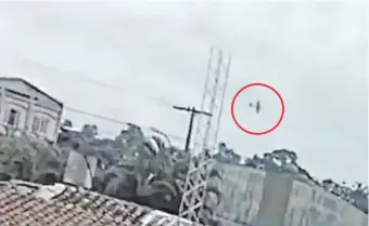  ??  ?? El video del circuito cerrado muestra cuando la avioneta Cessna 402 (en círculo) en que iban las víctimas sobrevuela el área de Ñu Guasu (Luque), antes de estrellars­e en el predio de la FAP.